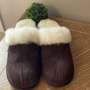 Brand new nuknuk slippers size 7